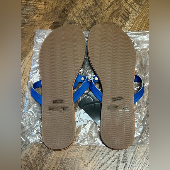 LA Clippers Women's Die-Cut Logo Flip Flops - Picture 5 of 8